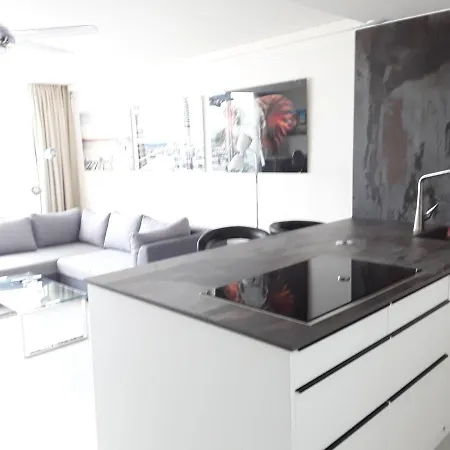 شقة Front Port Line Sleeps 6