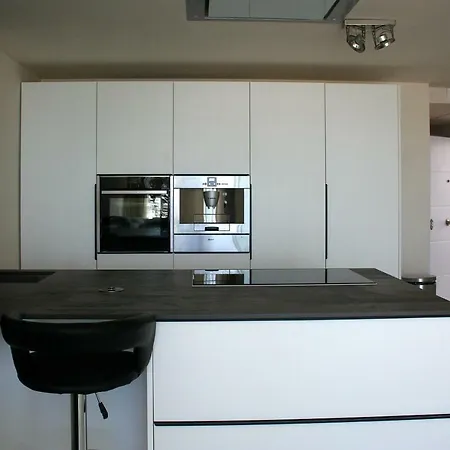 Front Port Line Sleeps 6 Daire Marbella