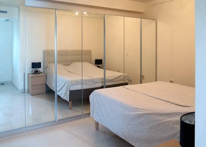 Front Port Line Sleeps 6 *